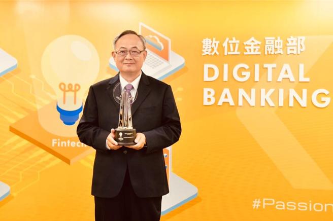 臺灣企銀連五年榮獲AREA亞洲企業社會責任獎，圖為臺灣企銀總經理張志堅與獎座合影。 圖／臺灣企銀提供