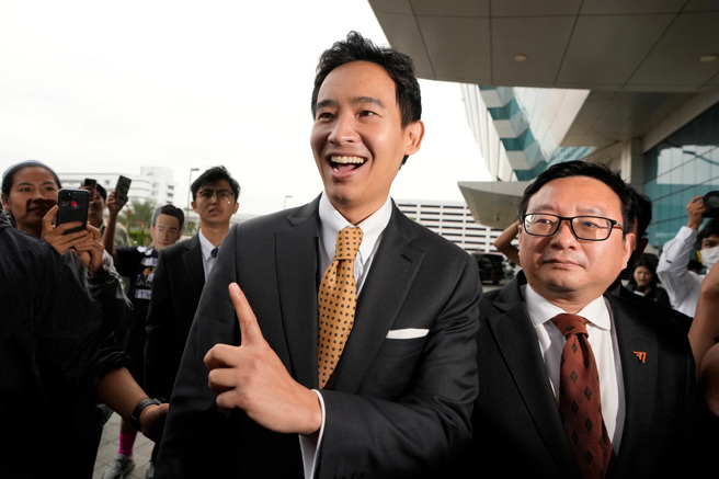 泰國憲法法院以「冒犯君主」，解散泰前進黨 ，也禁止該黨的前黨魁皮塔(左)與現任黨魁查泰瓦(右)。(圖/美聯社)