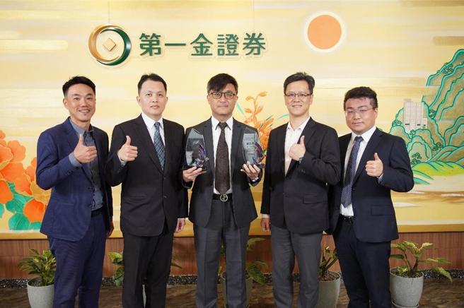 第一金投顾陈奕光董事长（中）代表领奖。图／CMoney提供