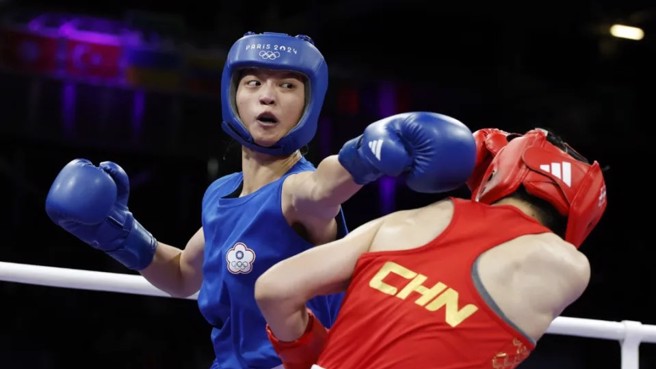 吴诗仪在巴黎奥运获得铜牌，父亲为了庆祝，在台湾的麵店免费招待2天。（图／路透社）