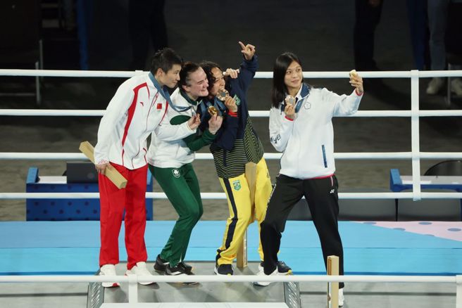 吴诗仪（右）拿下巴黎奥运拳击女子60公斤级铜牌，赛后与其他奖牌得主自拍留念。（杜宜谙摄）