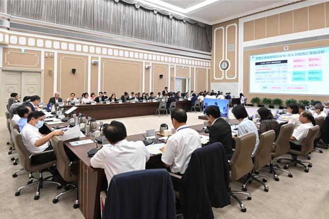 卓榮泰主持中央道路交通安全會報。圖／行政院提供