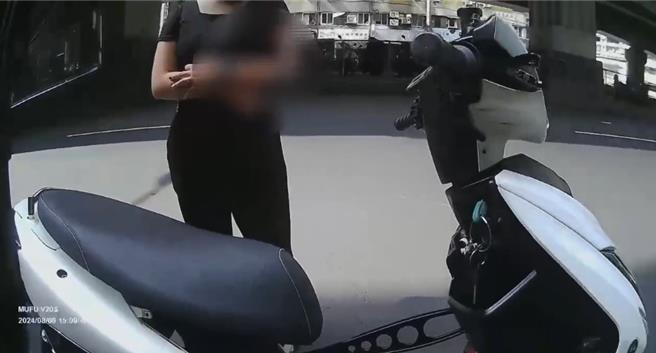 陈姓男子6日下午骑乘改装机车于中和区景平路停等红绿灯，因违规改装的排气管发出巨响，正巧警员骑车经过该处，立刻拦查，当场开出6张罚单。（中和警分局提供）