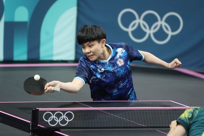桌球女將鄭怡靜在女團奮力對抗大陸隊世界第1孫穎莎。（杜宜諳攝）