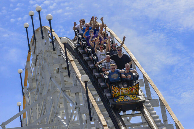 台股兩天加權指數就跌超過2,900點，讓投資人領教「雲霄飛車」的震撼。圖／美聯社