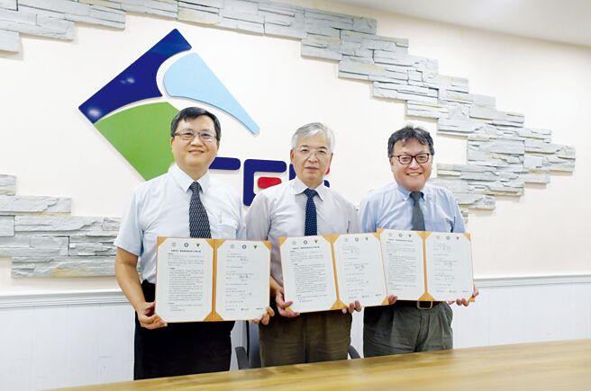 中油探採事业部执行长汤守立（左）、中研院地球科学研究所所长锺孙霖（右）及中央大学地球科学学院院长许树坤（中）签署地热研究、探勘与开发技术合作备忘录。图／中油提供
