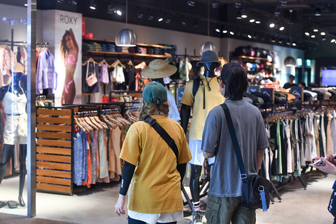 服饰消费市场景气回温、需求增加，品牌客户下单动能增强，纺纤厂上半年获利大幅成长。图／王德为