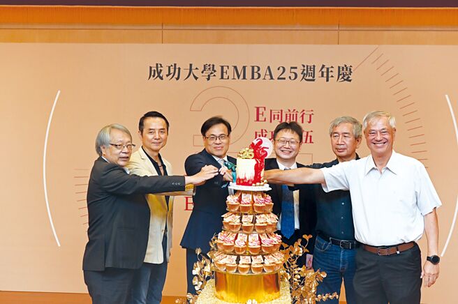 成功大學管理學院院長黃宇翔（左三）及歷任執行長於活動一同切25周年慶蛋糕。圖／周榮發