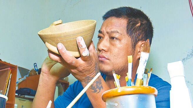 台东县达仁乡排湾族陶艺家古勒勒浪子回头，走遍全台拜师学陶，并返乡自创工作室，不仅潜心于陶艺创作，也入校教陶，扎根传承文化。（萧嘉蕙摄）