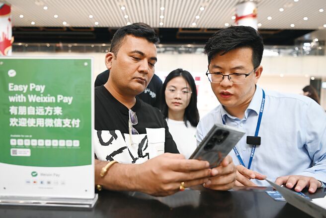 大陆央行统计，统计上半年超过500万入境人员使用行动支付、年增达4倍之多，同时交易9000多万笔、金额140多亿元人民币，也年增7倍。（新华社）