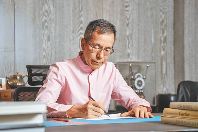 純鈦藝術珠寶大師陳智權思索他在國際珠寶界的定位，25年來致力研發純鈦珠寶技術，並以東方美學提升珠寶的藝術品味。（石智中攝）