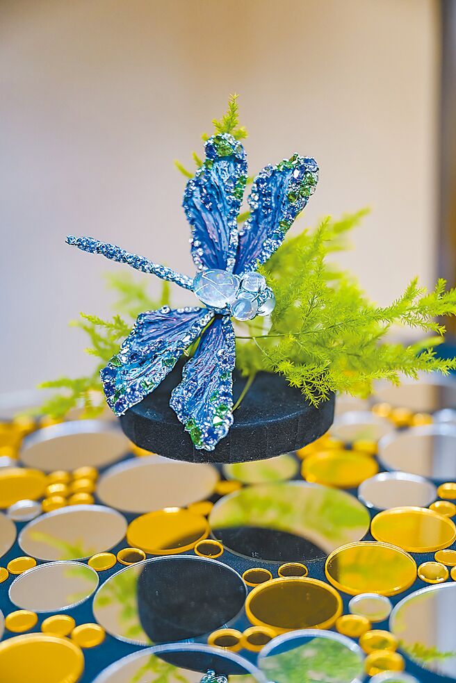 AKACHEN純鈦藝術珠寶作品《蜻蜓》，藝術美學才是本質，鑽石彩寶只是點綴陪襯。（AKACHEN提供）