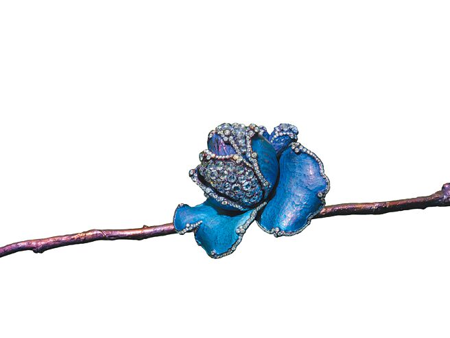 AKACHEN即將在美國兩大博物館巡迴展出主打珠寶作品《茶花》。（AKACHEN提供）