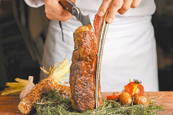 「ROBIN'S」獨賣的「美國和牛加長型帶骨牛小排」，擁有長30公分、重36盎司的豪邁外型。（台北晶華酒店提供）