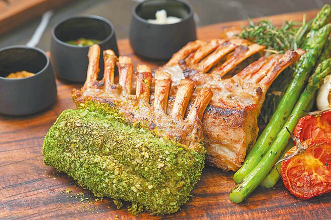 「紐西蘭犢牛帶骨牛排」取其帶骨肋排部位，以直火炭烤和法國傳統料理吉列羊排的烹調手法呈現。（台北晶華酒店提供）