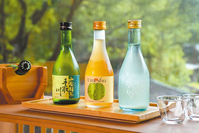 父親節精選酒品可任選「手取川山廢純米酒」（左起） 、「加賀鶴梅酒」、「純米吟釀微氣泡與清空清酒」。（日勝生加賀屋提供）飲酒過量 有礙健康