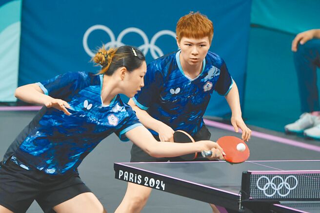 桌球女将简彤娟（左）首次参加奥运团体赛，搭檔陈思羽以直落3击败澳洲。（杜宜谙摄）