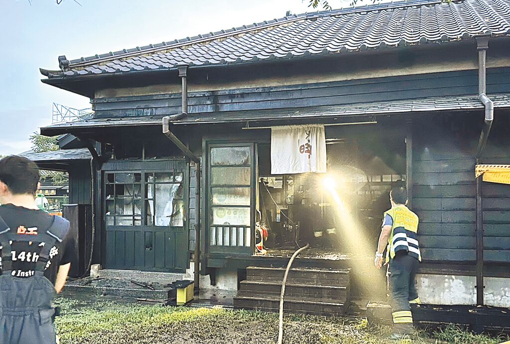 嘉義市檜意森活村7日清晨近4點突傳木屋店鋪起火，雖火勢快速撲滅，但承租業者生財器具幾乎被燒毀或淋溼，這也是檜意森活村委外經營10年來第一次發生火災。（林鐵及文資處提供／呂妍庭嘉義傳真）