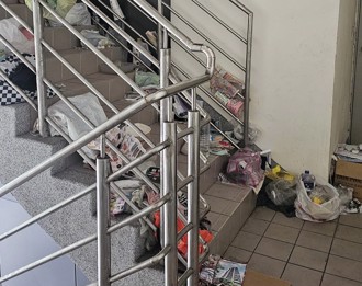 桃捷A9站消防梯成街友的家 网看一片「垃圾海」喊扯