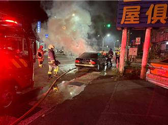 淡水宾士「行驶中冒烟起火」   女驾驶秒逃幸运无伤