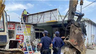 你搞賭我就拆！三峽警會同拆除大隊「整棟剷平」