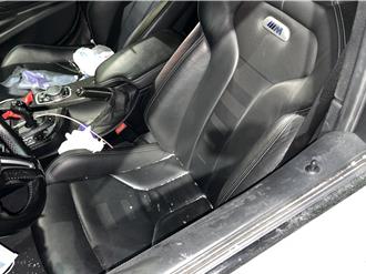 怪異！他開車吸「氣球」   警攔檢遭衝撞破窗逮捕是「笑氣」