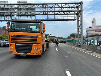 國1南鼎金段「5車連環撞」釀2傷 車流一度回堵8公里