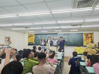 讓弱勢孩子學習不中斷 善心企業家鍾文智捐助暑輔班
