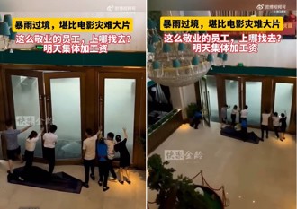 該加薪了！飯店遇狂風暴雨來襲　員工發揮「洪荒之力」擋大門