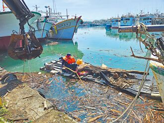 漂流木清完又來 鹽埔港航道受阻