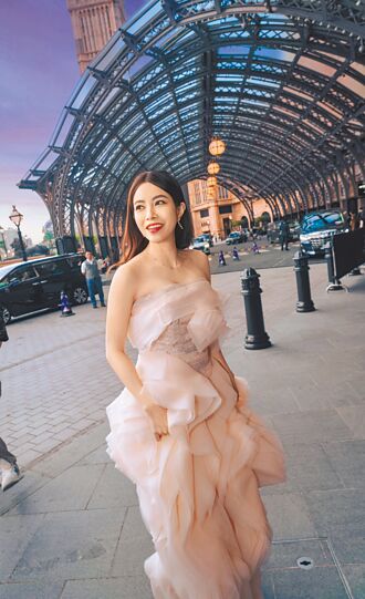 徐怀钰学当DJ刷碟随歌起舞