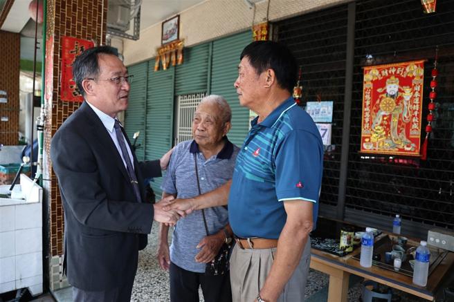  军备局副局长王德本（左）推崇蔡文展（右）一人肩负起抚养年幼子女及照顾年迈父亲（中）的重任，令人敬佩。（记者孙建屏摄）