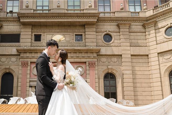 抢先以沉浸式感受绝美浪漫氛围，漫步于敦化北路「喷水池」旁极具风情的雍容典雅场景，将爱情以影像刻画为永恒的美好回忆与悸动。（台北文华东方酒店提供）