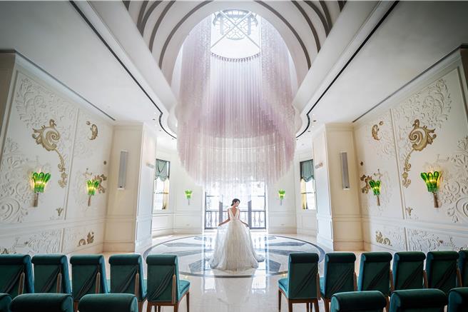 「文华阁」拥有挑高圆顶造型与华丽雕花墙面。（台北文华东方酒店提供）