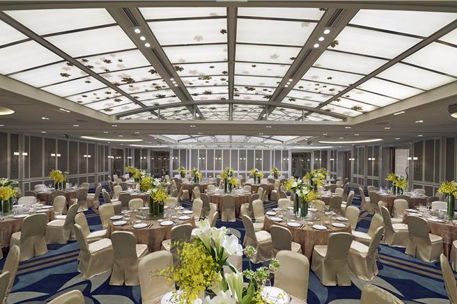 时尚典雅的「文华厅」挑高4公尺，占地150坪，可容纳28桌。（台北文华东方酒店提供）