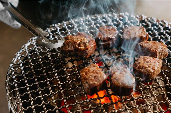 胡同燒肉每一間門市皆使用限量的頂級食材，ISO認證的中央廚房嚴格把關與專車低溫配送，保證食材的新鮮與品質。業者提供