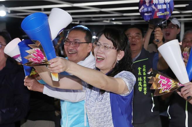 我國拳擊女將林郁婷在巴黎奧運57公斤級過關斬將，8日凌晨擊敗土耳其對手，闖進金牌戰，林郁婷的母親（右）在女兒確定晉級的瞬間，與新北市長侯友宜（左）一同開心歡呼。（黃世麒攝）