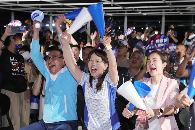 我國拳擊女將林郁婷在巴黎奧運57公斤級過關斬將，8日凌晨擊敗土耳其對手，闖進金牌戰，林郁婷的母親（右）在女兒確定晉級的瞬間，與新北市長侯友宜（左）一同開心歡呼。（黃世麒攝）