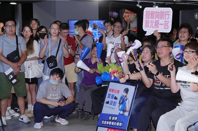 我國拳擊女將林郁婷在巴黎奧運57公斤級過關斬將，8日凌晨擊敗土耳其對手，闖進金牌戰，聚集在新北市政府觀看直播的民眾一同開心歡呼。（黃世麒攝）