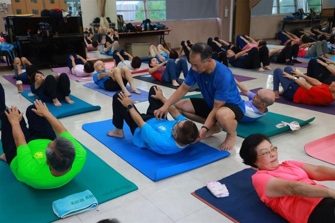 徐栋英在社区开设实体课程训练学员，并从旁指导正确姿势及施力点。（记者范瑜摄）