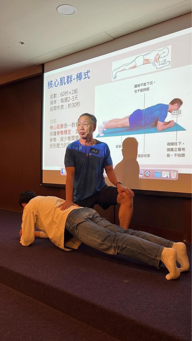 受邀赴学校、企业及社区演讲授课，推广体适能运动。（徐栋英提供）