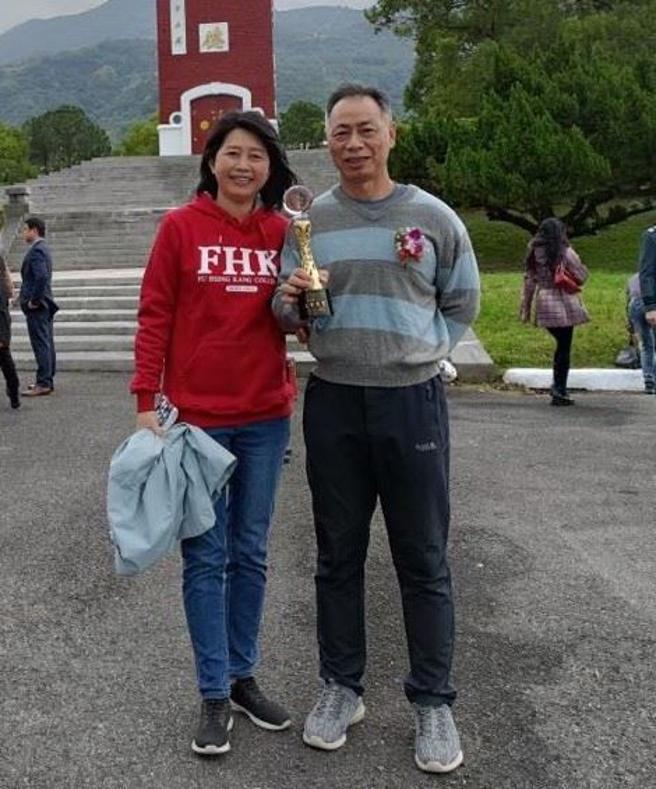 多年来推广体适能及银髮族健身，对促进国人健康有卓越贡献，获颁国防大学政战学院杰出校友。（徐栋英提供）