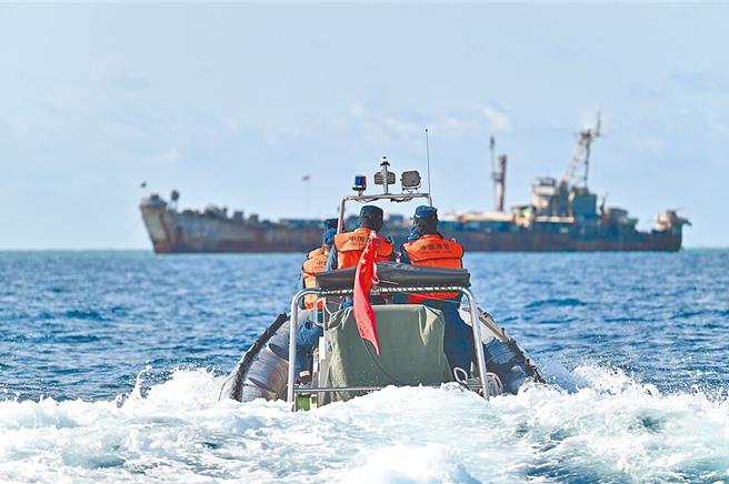 共军南部战区称，7日在南海黄岩岛附近组织了一次「海空联合战巡」，此举被视为是对菲律宾及其盟友举行联合军演的反制行动。（新华社资料照）