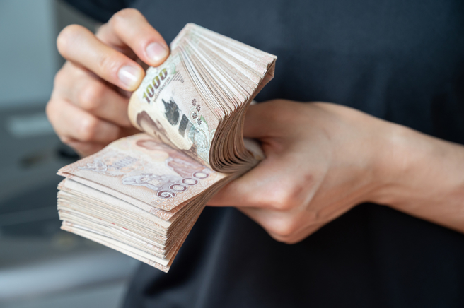 泰国一名女子将交往2天的男友独自留在家中，回家后发现5万泰铢不见了。（图：shutterstock／达志）