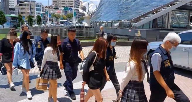 高雄市新興區一間合法的桌遊店暗藏賭場，檢警接獲情資後，6日晚間攻破該賭場。（高市新興分局提供／楊舒婷高雄傳真）