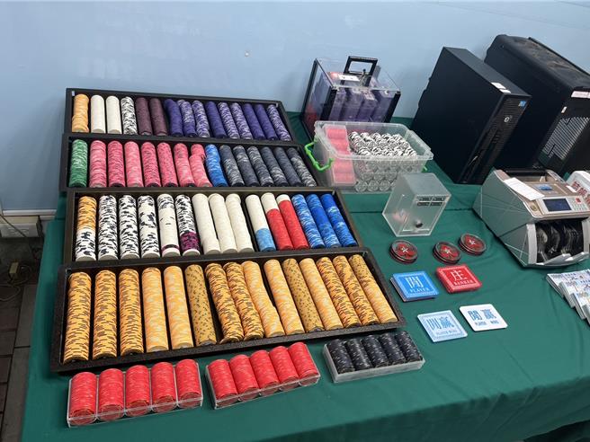 高雄市新興區一間合法的桌遊店暗藏賭場，檢警接獲情資後，6日晚間攻破該賭場。（高市新興分局提供／楊舒婷高雄傳真）