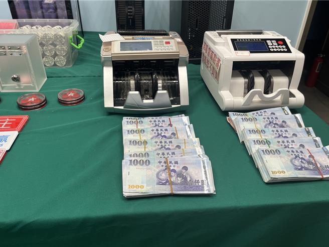 高雄市新興區一間合法的桌遊店暗藏賭場，檢警接獲情資後，6日晚間攻破該賭場。（高市新興分局提供／楊舒婷高雄傳真）