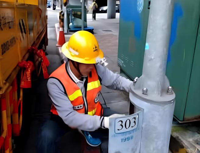 台北市工務局公園路燈工程管理處路燈工程隊管理員李再成維修路燈17年從未缺席。（台北市工務局提供）