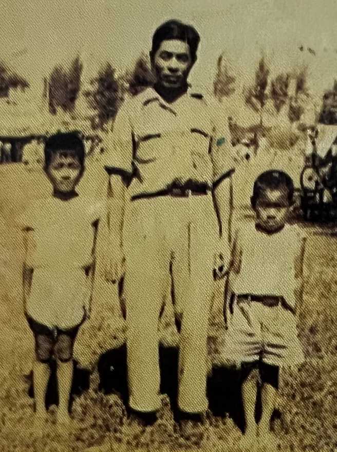 前总统陈水扁在脸书分享了一张小时候与爸爸的照片；左一为陈水扁。（翻摄自陈水扁脸书）