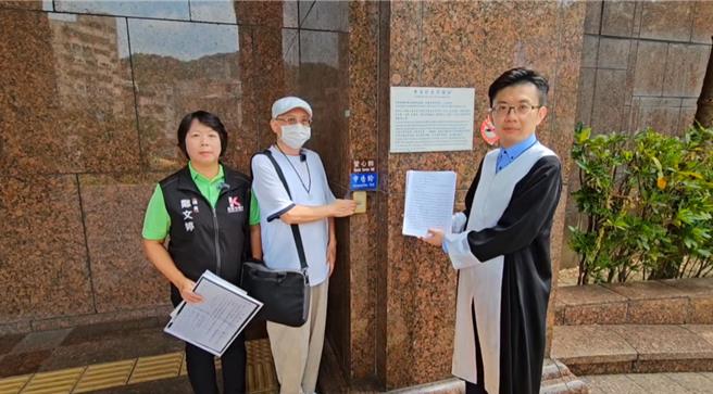 日前基隆市政府未經攝影師陳錡暉（中）同意，擅自使用其照片，陳今日在律師與議員鄭文婷（左）陪同下，至基隆地檢署控訴謝侵害其著作財產權。（翻攝畫面／徐佑昇基隆傳真）